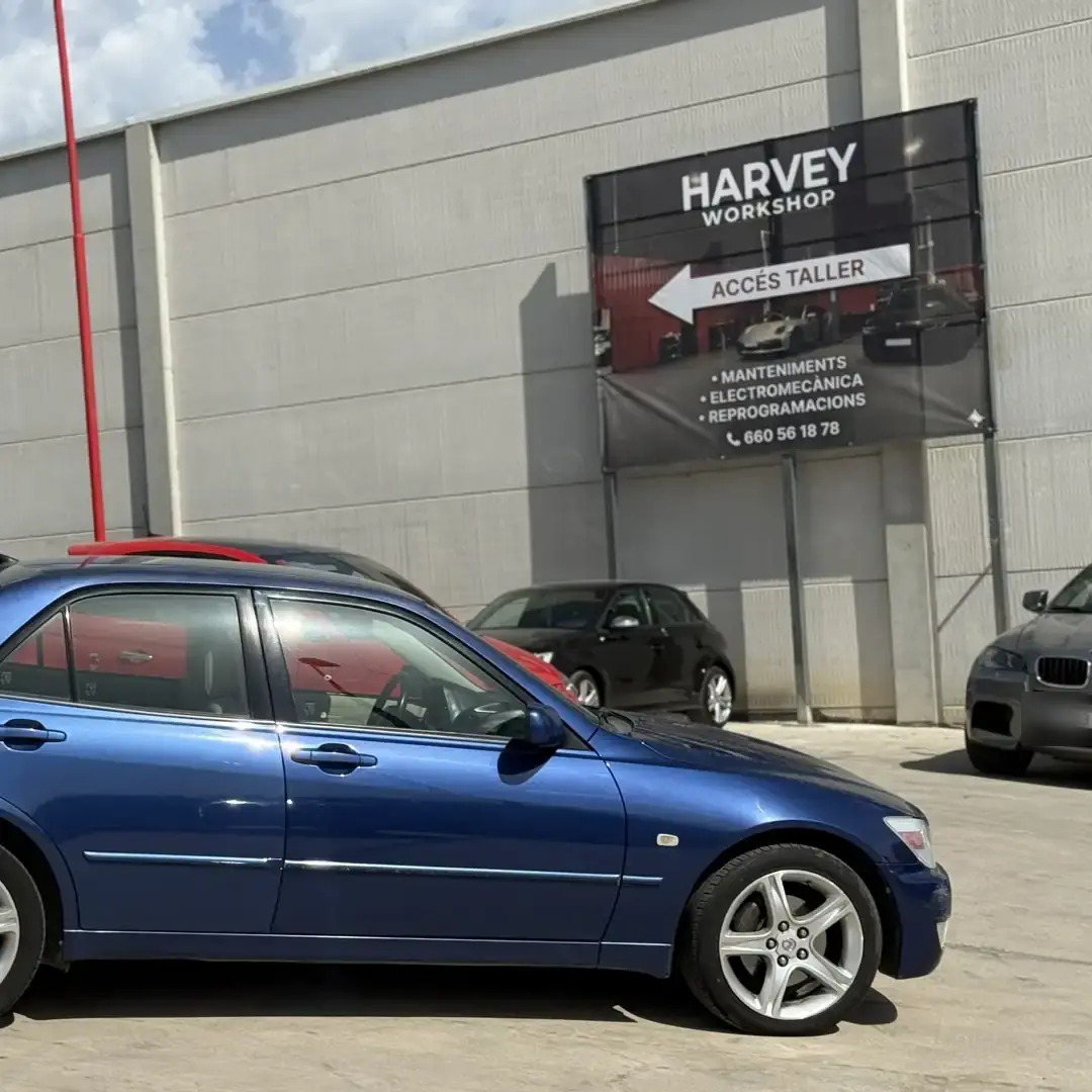 Acceso al taller Harvey Workshop en Riudoms: cartel ACCÉS TALLER